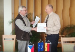 L. Cinegr (Stv. Bürgermeister Nova Role) und Dr. B. Hentschel (Vereinsvorsitzender FV Rittersgrüner Fuchsjagd e.V.) bei der Unterzeichnung des Förderantrages