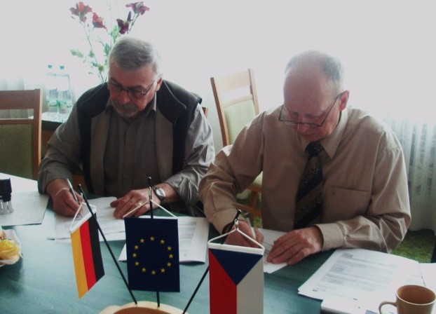 L. Cinegr (Stv. Bürgermeister Nova Role) und Dr. B. Hentschel (Vereinsvorsitzender FV Rittersgrüner Fuchsjagd e.V.) bei der Unterzeichnung des Förderantrages